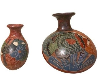 Par handskulpterade keramikvaser med fisk och fågel, handgjorda