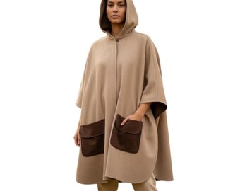 NWOT Unisex Vändbar Huvponcho i Ljus Kamel/Havregrön, en storlek