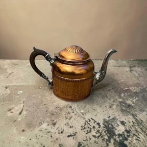 Vintage utsmyckad koppar- och mässingsvattenkokare eller kaffekanna