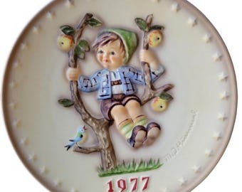 M.J. Hummel Goebel Jahrsteller 1977 In Bas Relief West Germany