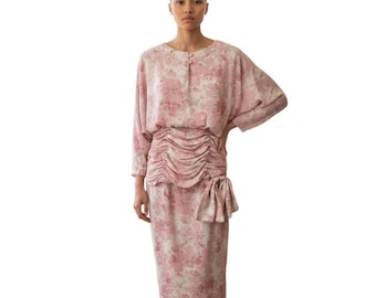 Vintagerosa blommig midiklänning med hög halsringning, långärmad, liten