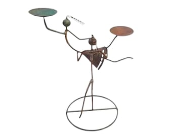 Kaarshouder van metalen raffia etnisch gebeeldhouwde figuur volkskunst