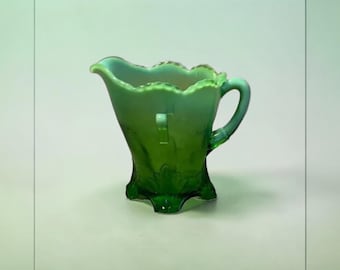 Jarra de vidrio opalescente con vaselina verde vintage, cremera y opaca
