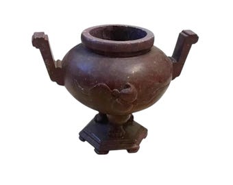 Urna china de esteatita tallada a mano con base, numerada, de color rojo parduzco.