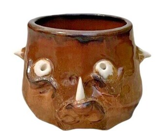 NWOT Handgjuten Signerad 3D Konst Keramik Stengods Skulptur Glaserad Mugg Konst Brun