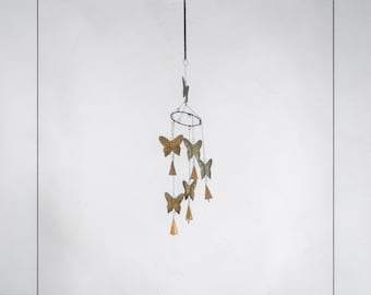 Carillon fait main en métal recyclé doré avec plusieurs papillons