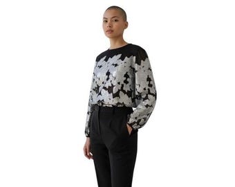 Anpassad svart silver blommig metallisk broderad långärmad meshblus för kvinnor