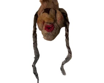 Stara ręcznie robiona maska z filcowanej wełny