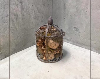 Jaula para pájaros rellena de popurrí decorativo de malla de gallinero