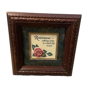 Puede incluir: Una taza de cerámica blanca con asa negra y el texto "But First, Coffee" en negrita negra. La taza se encuentra sobre un fondo borroso, sugiriendo un ambiente acogedor.