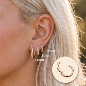 Conjunto de brincos dourados, argolas com zircônia cúbica em ouro 14K, hipoalergênicos, à prova d'água, brincos de pressão para usar em conjunto.