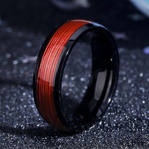 Peut inclure: Une bague en carbure de tungstène noire avec un incrustation rouge. La bague a une finition polie et un ajustement confortable.