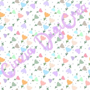 Può includere: Un motivo continuo su sfondo bianco con piccoli fiori disegnati a mano in tonalità pastello di rosa, blu, arancione, viola e verde, intervallati da minuscoli puntini grigio scuro. Il testo Cinzia Digi Crea è sovrapposto in viola chiaro.