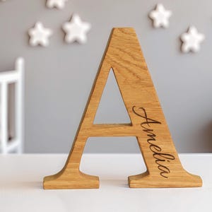 Letra de madera con nombre grabado: letras de pie para decoración de guardería, inicial de madera personalizada, letra personalizada para habitación infantil