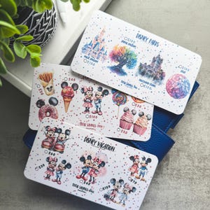 Op de afbeelding: Verschillende Disney-cadeaubonnen worden getoond, met illustraties van Mickey en Minnie Mouse, iconische parklandmarks en lekkernijen. De kaarten hebben een witte achtergrond met kleurrijke ontwerpen en tekst, waaronder "Disney Parks" en "Disney Vacation."