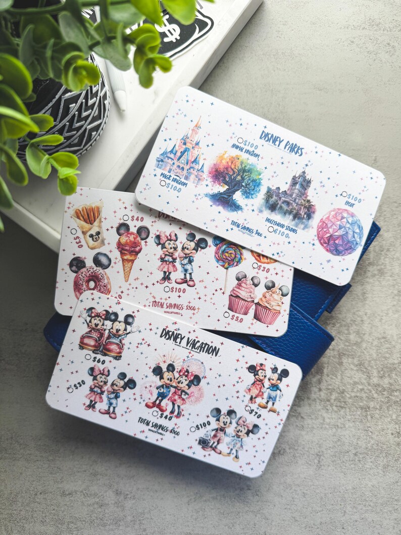 Op de afbeelding: Verschillende Disney-cadeaubonnen worden getoond, met illustraties van Mickey en Minnie Mouse, iconische parklandmarks en lekkernijen. De kaarten hebben een witte achtergrond met kleurrijke ontwerpen en tekst, waaronder "Disney Parks" en "Disney Vacation."