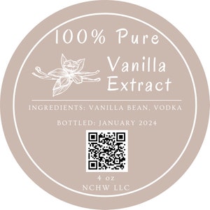Könnte beinhalten: Ein beigefarbenes rundes Etikett mit weißem Rand und dem Text "100% Pure Vanille-Extrakt". Das Etikett enthält auch eine Zeichnung einer Vanilleblüte, einen QR-Code und den Text "ZUTATEN: VANILLEBOHNE, VODKA", "ABGEFÜLLT: JANUAR 2024", "4 oz" und "NCHW LLC".