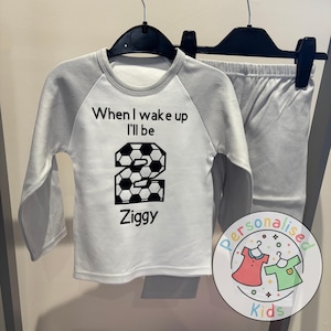 Pijama de aniversário de futebol personalizado – Design "Quando eu acordar, terei 8 anos", Quando eu acordar, terei 8 anos, FB001