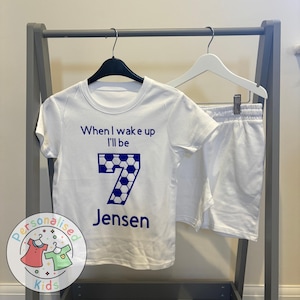 Pijama de aniversário de futebol personalizado – Design "Quando eu acordar, terei 8 anos", conjunto curto, Quando eu acordar, terei 8 anos, FB001