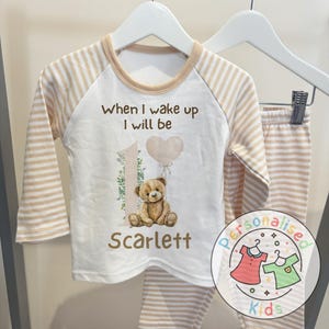 Pijama de aniversário personalizado com o tema "Quando eu acordar, serei" de ursinho de pelúcia – Design de balão neutro, Pijama "Quando eu acordar, serei", NTB001