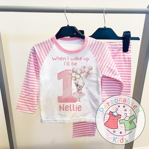 Pijama de aniversário personalizado "Quando eu acordar, serei" com coelho rosa flexível – idade e nome personalizados, pijama "Quando eu acordar, serei", PF001