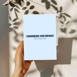 Carte de vœux numérique « Je me suis souvenu de ton anniversaire ! Ça suffit, non ? » – Carte imprimable amusante, carte typographique sarcastique