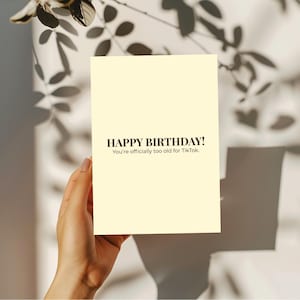 Carte de vœux numérique « Joyeux anniversaire ! Tu es officiellement trop vieux pour TikTok. » – Carte imprimable amusante, carte typographique sarcastique