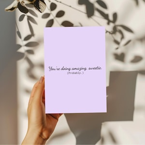 Biglietto d'auguri digitale "Stai andando alla grande, tesoro. (Probabilmente.)" – Biglietto divertente stampabile, biglietto con tipografia sarcastica