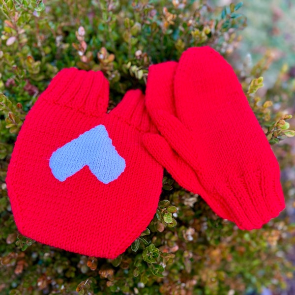 Hand gemachte Handschuhe. Händchen haltend am Valentinstag. Einen großen und einen mittleren und einen großen Fäustling, um die Hände warm zu halten