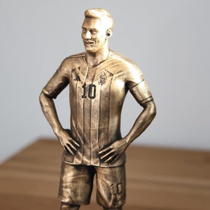 Sculpture Lionel Messi footballeur Argentine et Barcelona Champion du Monde