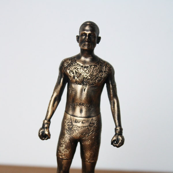 Sculpture Max Holloway Blessed combattant MMA et champion de l'UFC légendes Hawaï États-Unis