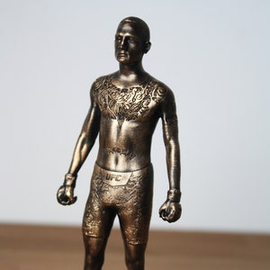 Escultura do lutador lendário do UFC Max Holloway, campeão peso-pena e BMF