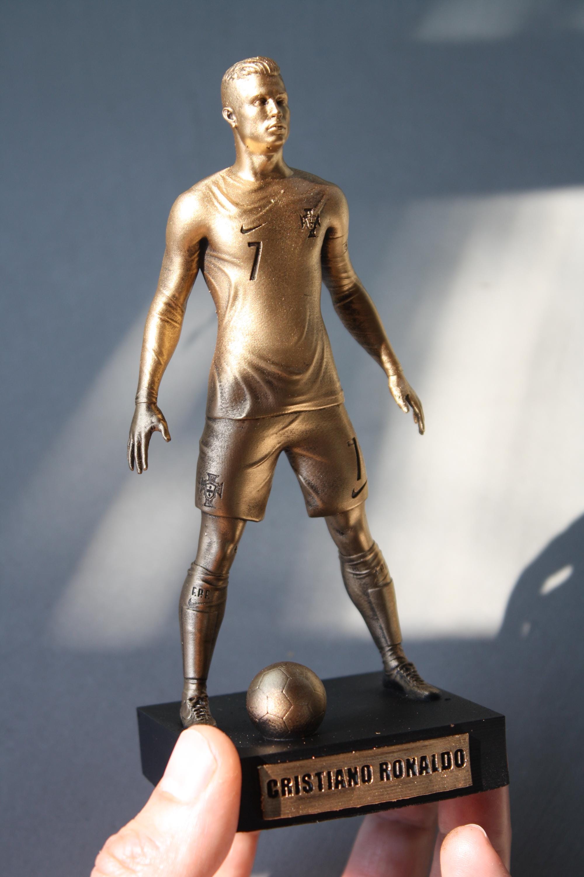 手描きの3Dプリントのリアルなサッカーレジェンド像