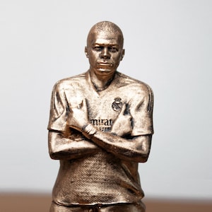 Sculpture Kylian Mbappe footballeur de France et Real Madrid