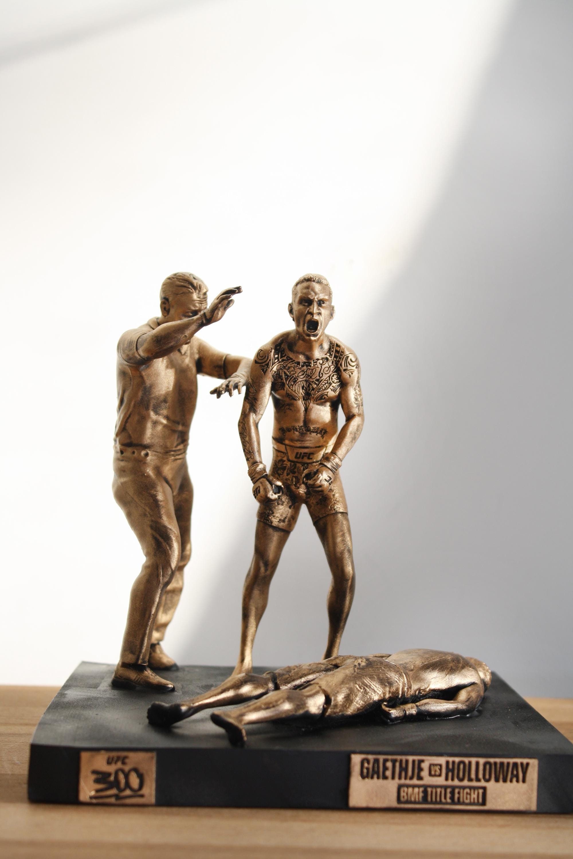 Combat Max Holloway vs Justin Gaethje UFC 300 Édition limitée Sculpture