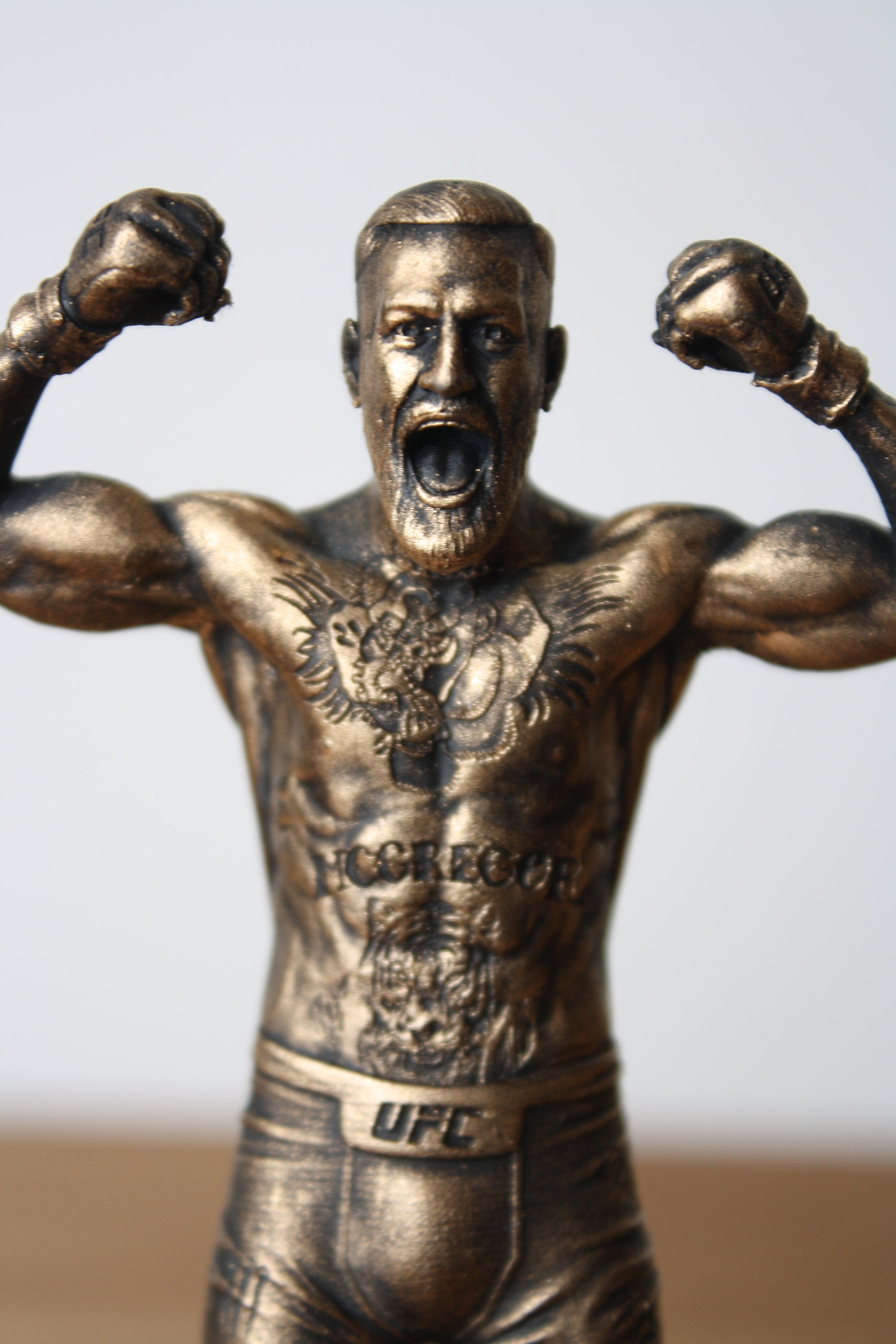 Sculpture Légende de l'UFC représentant Conor McGregor, champion poids plume et poids léger