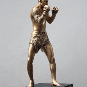 シャルル・ド・ブロンクス・オリベイラ・チャンピオンUFCアベック表彰台およびノミネートの彫刻