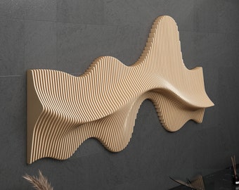 Puede incluir: Una gran escultura de pared abstracta hecha de madera. La escultura está compuesta por muchas piezas delgadas de madera verticales que están dispuestas en un patrón ondulado. La escultura es de color marrón claro y está montada en una pared gris oscuro.