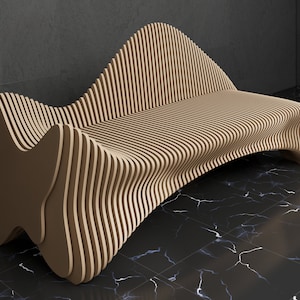 Könnte beinhalten: Eine moderne, wellenförmige Holzbank mit hellbrauner Oberfläche. Die Bank besteht aus dünnen, vertikalen Holzlatten, die gebogen sind, um eine fließende, organische Form zu schaffen.