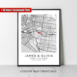 Puede incluir: Un mapa personalizado enmarcado en negro con un mapa de la ciudad y un marcador de corazón rojo. Los nombres "JAMES & OLIVIA" y la fecha "24TH AUGUST 2023" están impresos debajo del mapa. El texto en la parte superior dice "1-18 Hours Turnaround Time" y en la parte inferior "CUSTOM MAP | PRINTABLE".