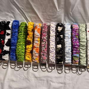 Llaveros tipo pulsera con coleteros