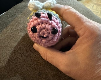 Mini peluche de abeja de lápiz de ganchillo hecho a mano