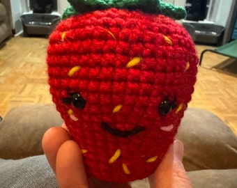 Peluche de fresa de ganchillo hecho a mano