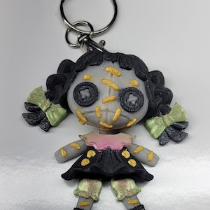 Llavero de muñeca articulada espeluznante / Accesorio gótico alternativo de Halloween / Alivio de la ansiedad