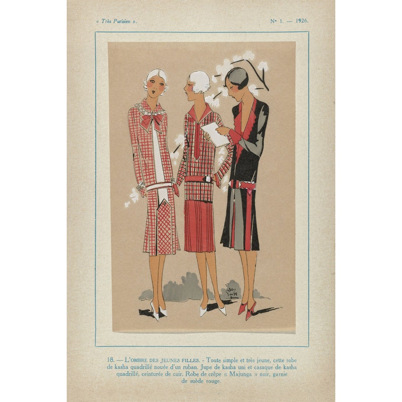 Pode incluir: Tr&ecirc;s mulheres vestindo vestidos em um padr&atilde;o xadrez vermelho e preto. Os vestidos s&atilde;o at&eacute; o joelho e t&ecirc;m um corpete justo. As mulheres est&atilde;o em fila, e a mulher do meio est&aacute; segurando um peda&ccedil;o de papel. O texto na p&aacute;gina diz: "L'OMBRE DES JEUNES FILLES. Toute simple et tr&egrave;s jeune, cette robe de kasha quadrill&eacute; nou&eacute;e d'un ruban. Jupe de kasha uni et casaque de kasha quadrill&eacute;, ceintur&eacute;e de cuir. Robe de cr&ecirc;pe "Majunga" noir, garnie de su&egrave;de rouge."