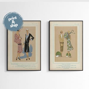 Può includere: Due illustrazioni di moda vintage di una rivista degli anni '20. La prima illustrazione mostra due donne con abiti neri e bianchi con un abito a motivi rosa e bianchi. La seconda illustrazione mostra un uomo e una donna con un abito a motivi verdi e bianchi.