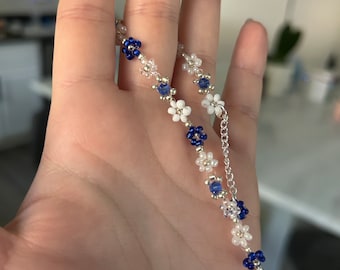 Royal blue daisy bracelet| handmade jewelry | beaded bracelet| beads| handmade bracelets | gift for her| silver jewelry | royal blue