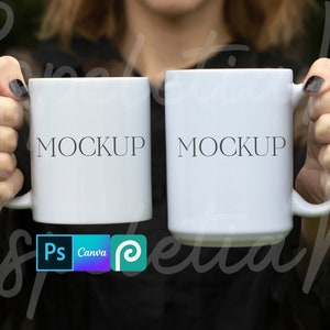 Puede incluir: Dos tazas de cerámica blanca con asas negras. Ambas tazas tienen la palabra "MOCKUP" impresa en negro en la parte delantera.
