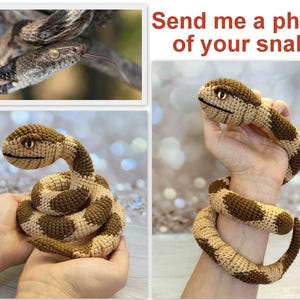 Pode incluir: A imagem apresenta uma cobra de crochê em tons de marrom e bege, enrolada e segurada nas mãos. A cobra tem olhos detalhados e uma boca sorridente. A imagem também inclui uma foto de uma cobra real e o texto "Send me a photo of your snake."