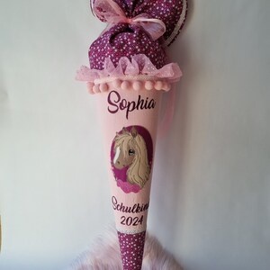 Schultüte Zuckertüte Pferd aus Stoff mit Namen bestickt in rosa-pink-Beerentönen inklusive Papprohling später als Kissen verwendbar
